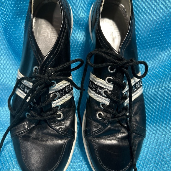 Givenchy women’s sneakers - vintage and in great condition - Picture 3 of 5